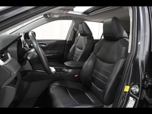 Used 2020 Toyota RAV4 XLE Premium image 5