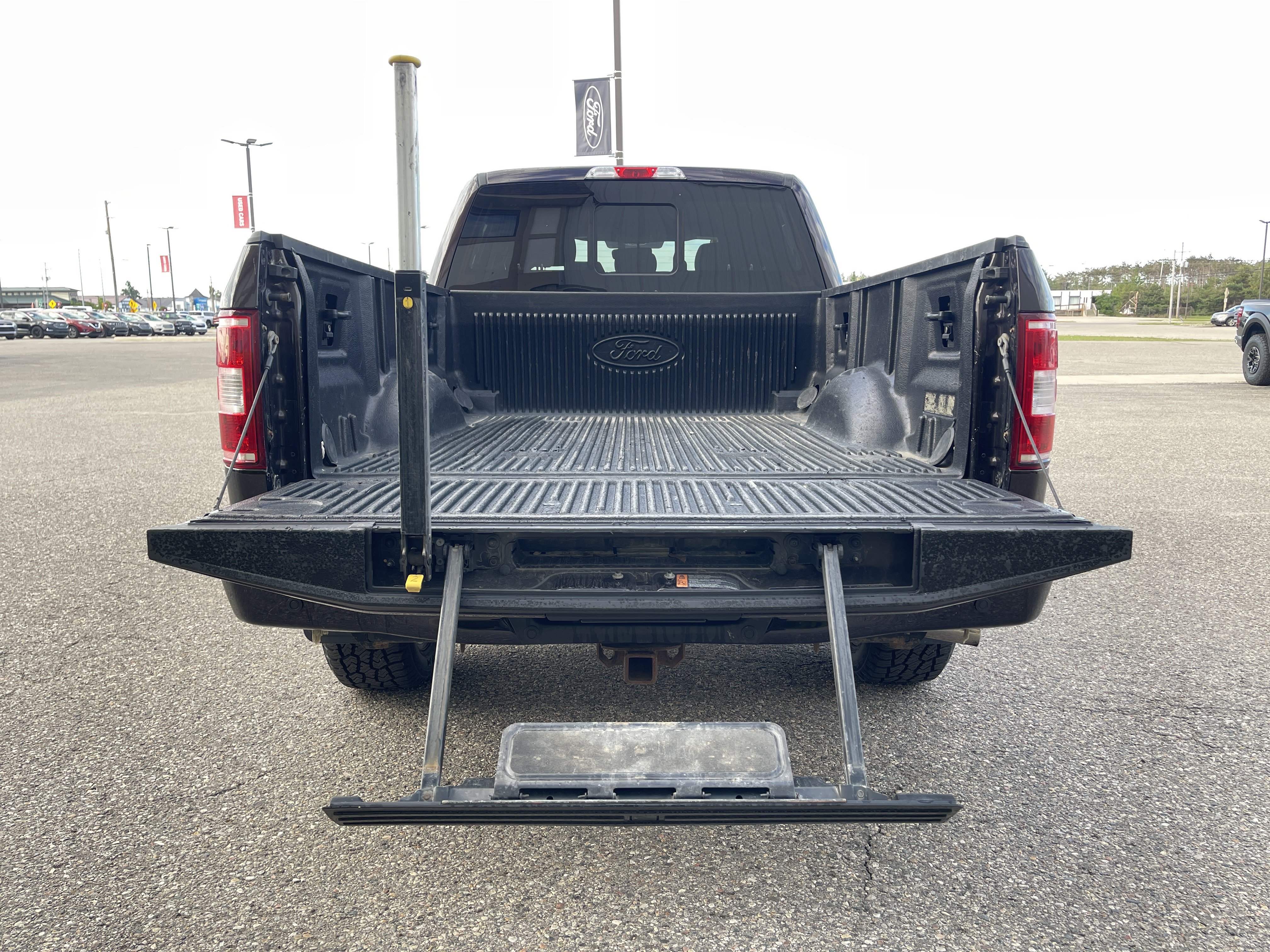 Used 2018 Ford F150 XLT w/ Equipment Group 302A Luxury AWD/4WD image 9