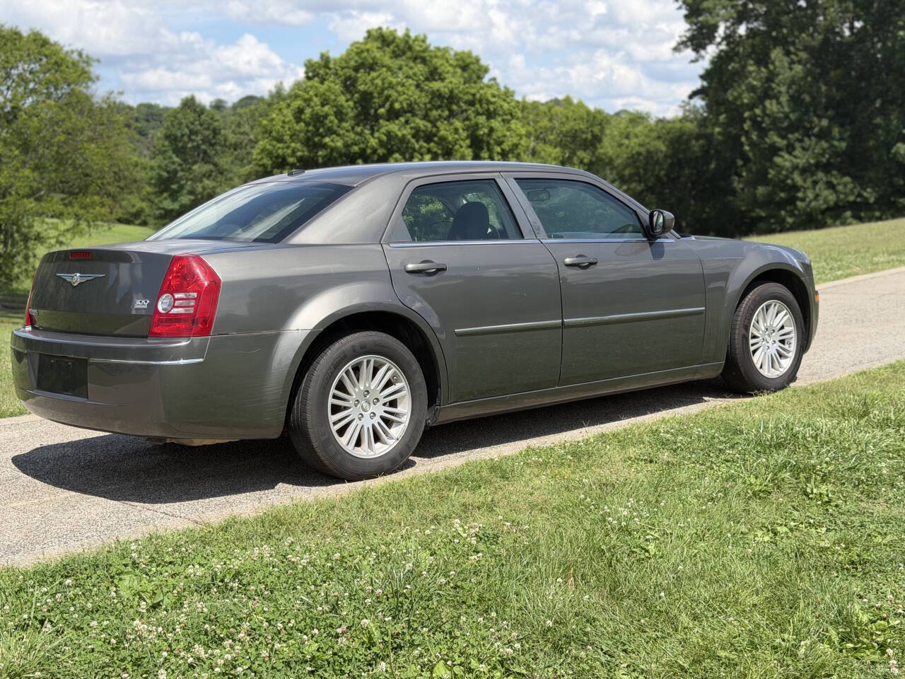 Used 2009 Chrysler 300 Touring RWD image 3
