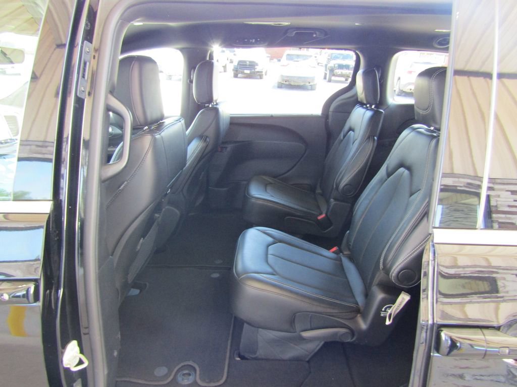 Used 2025 Chrysler Pacifica Select FWD image 33