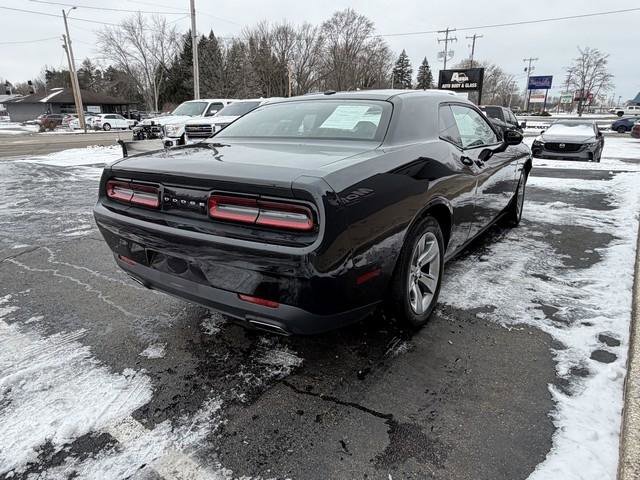 Used 2016 Dodge Challenger SXT image 4
