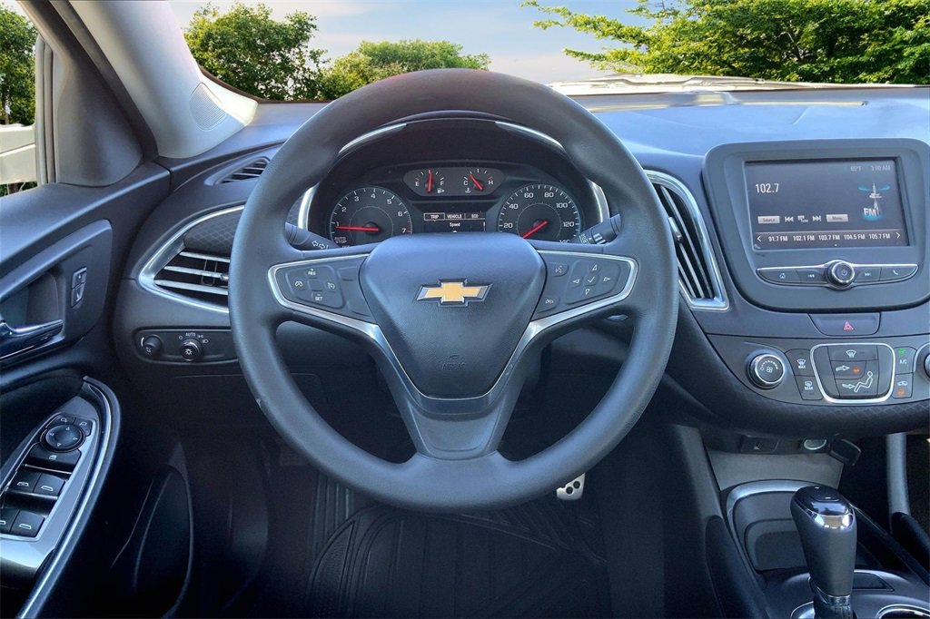 Used 2017 Chevrolet Malibu LT image 8