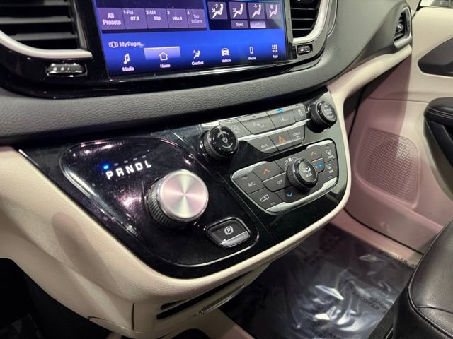 Used 2022 Chrysler Pacifica Touring-L image 21