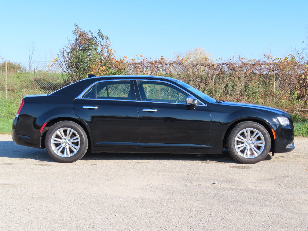 Used 2015 Chrysler 300 C RWD image 2