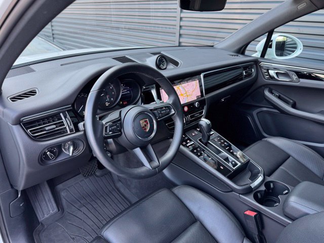 Certified 2026 Porsche Macan AWD/4WD image 4