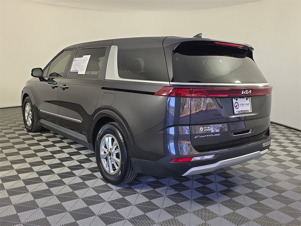 Used 2022 Kia Carnival LX image 5