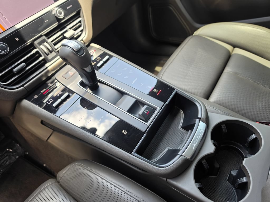 Certified 2023 Porsche Macan AWD/4WD image 23