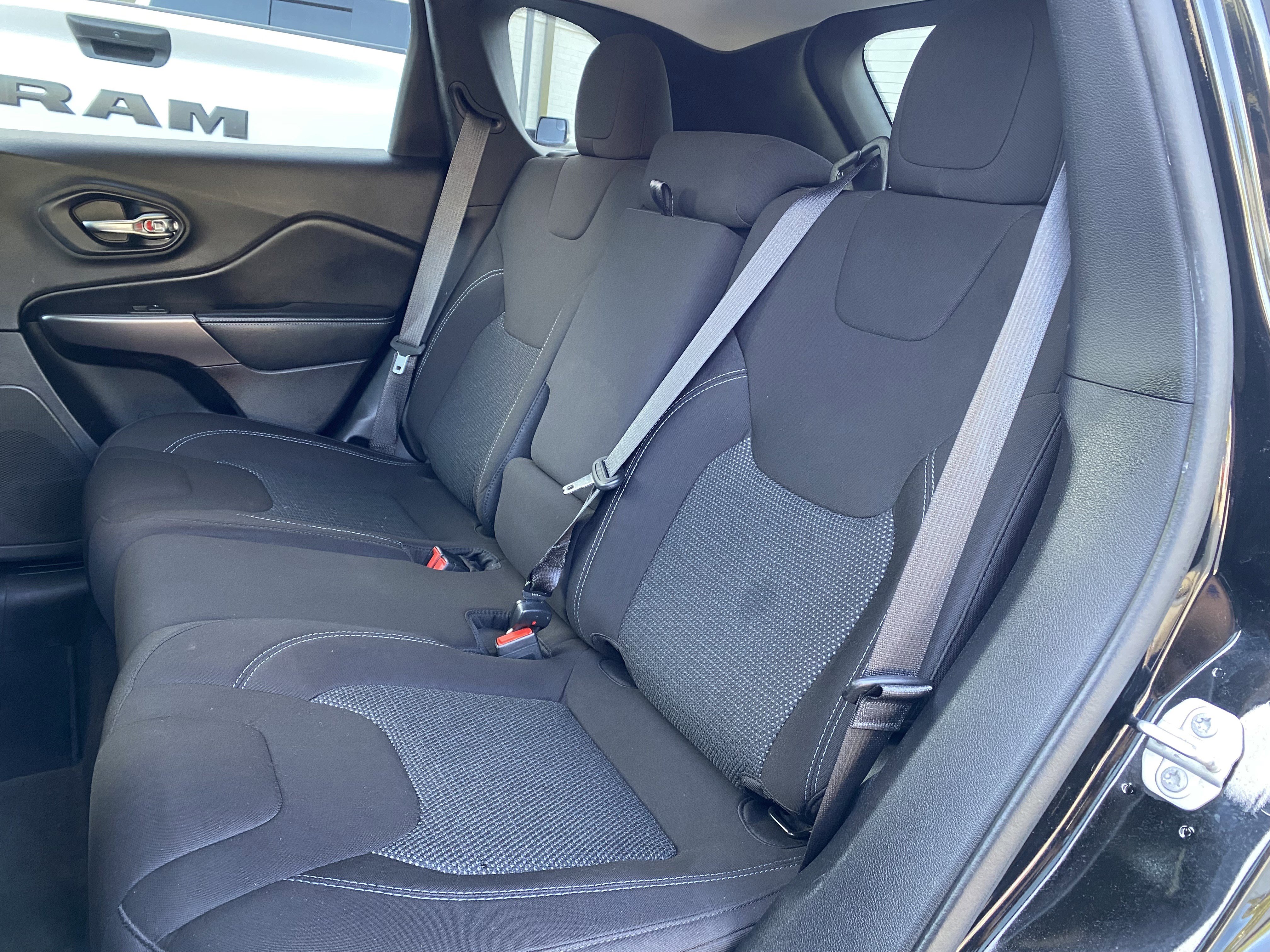 Used 2020 Jeep Cherokee Latitude FWD image 34