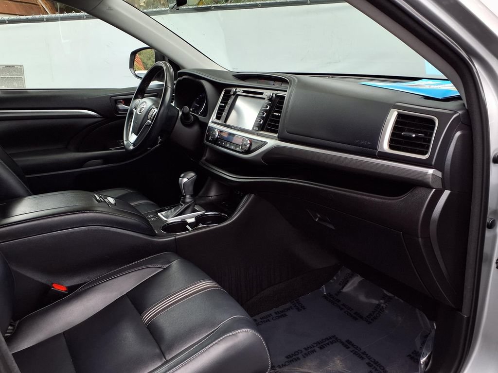 Certified 2018 Toyota Highlander SE FWD image 37