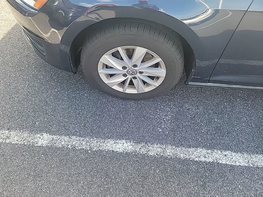 Used 2016 Volkswagen Golf S image 2