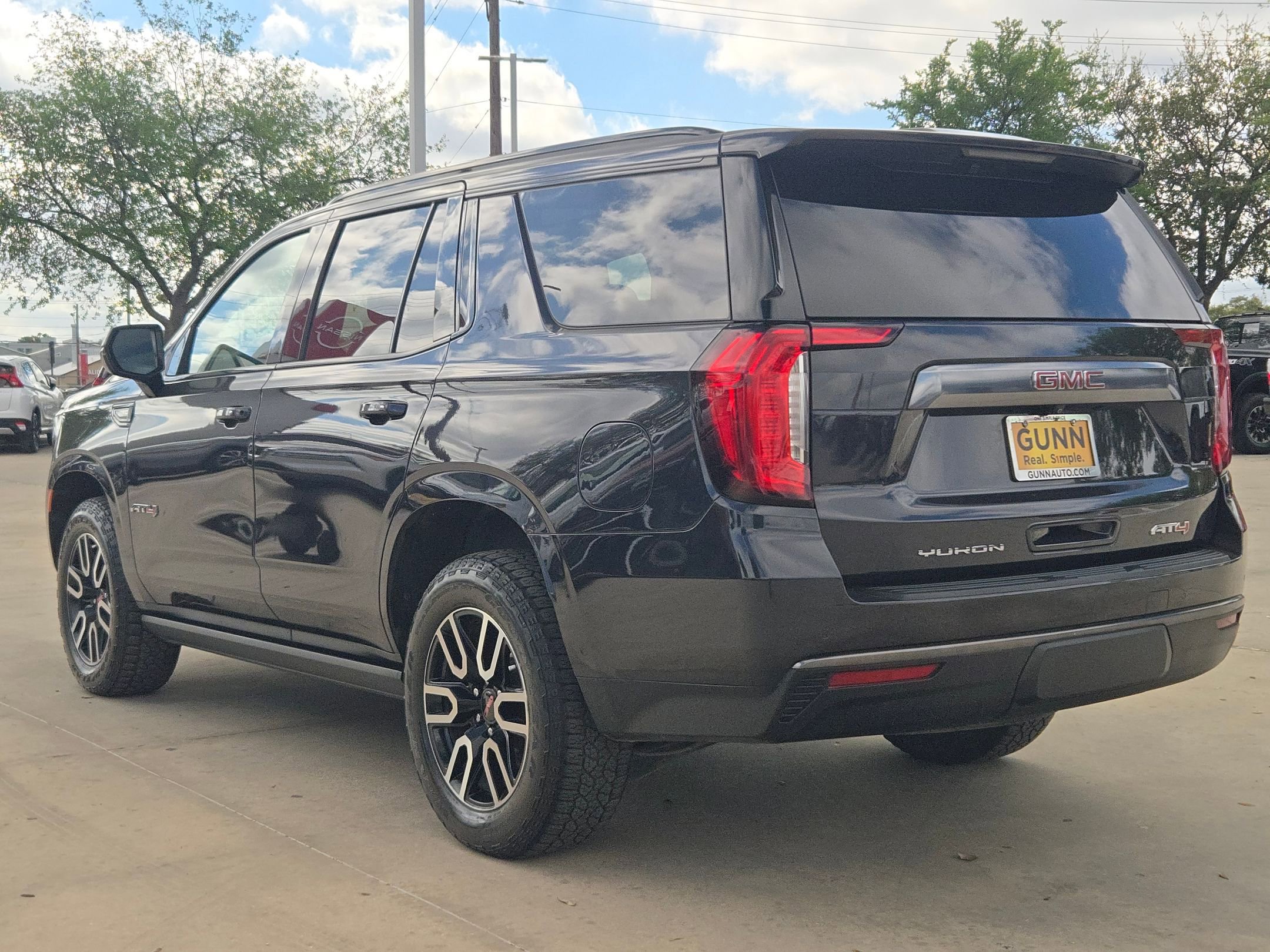 Used 2023 GMC Yukon AT4 image 5