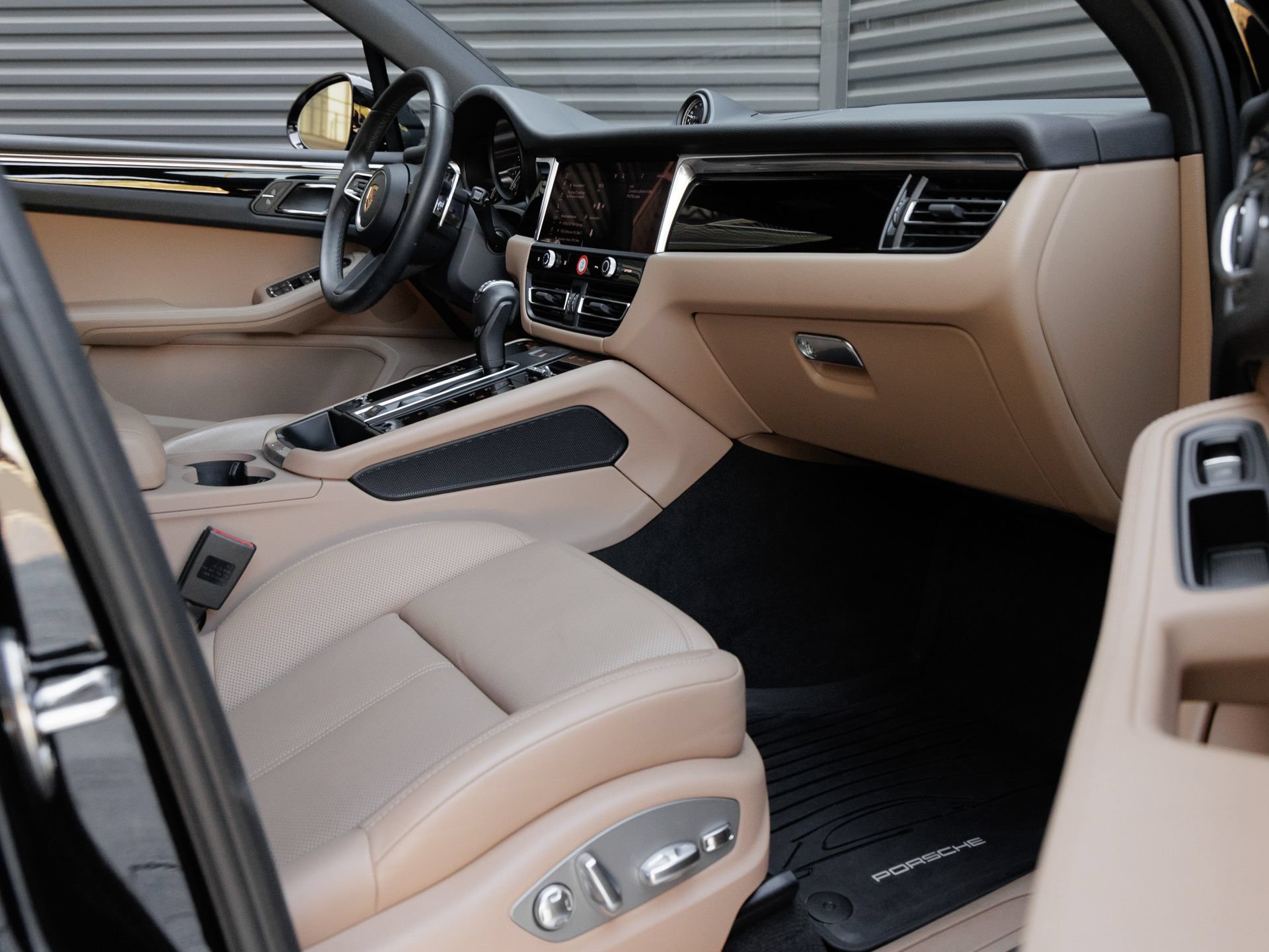 Certified 2026 Porsche Macan AWD/4WD image 36