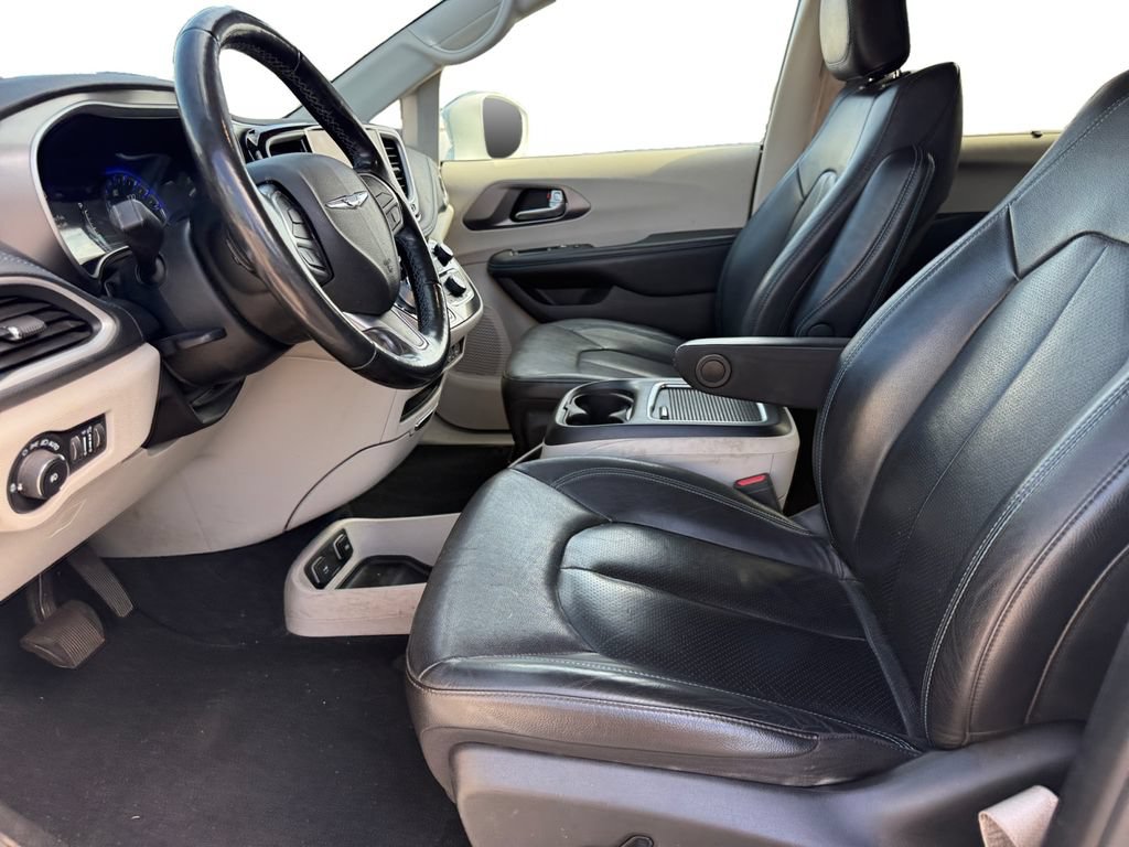 Used 2021 Chrysler Pacifica Touring-L FWD image 9