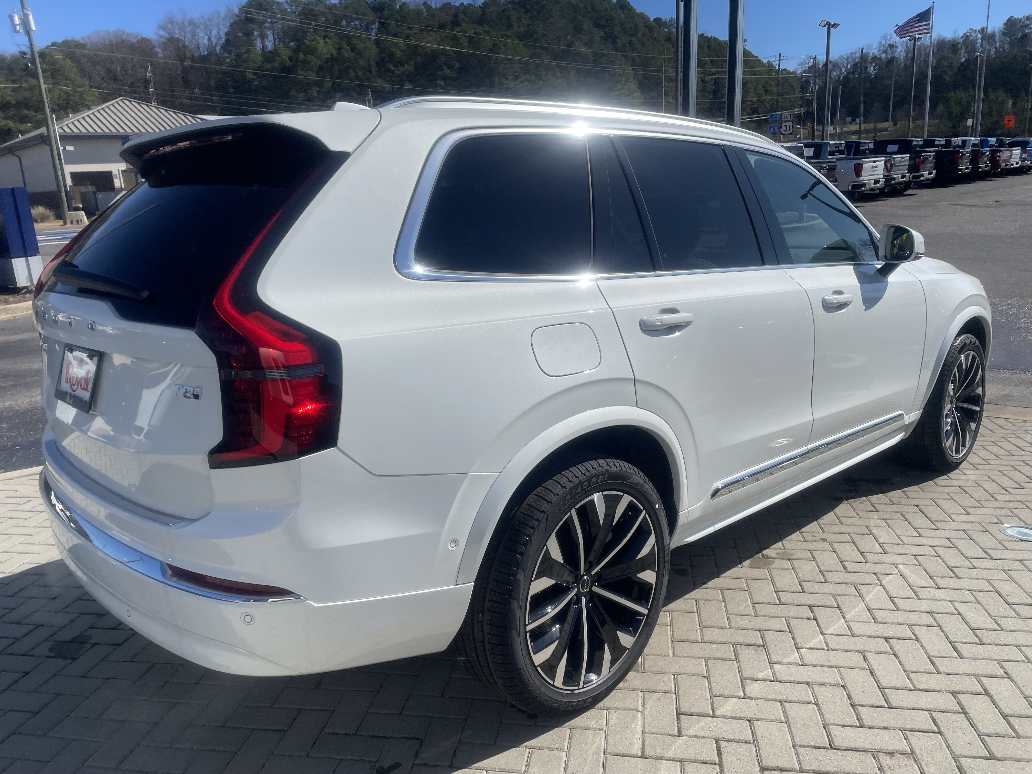 New 2026 Volvo XC90 T8 Plus w/ Protection Package Premier AWD/4WD image 4
