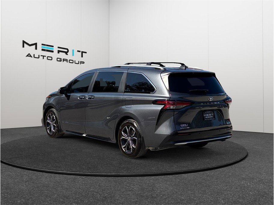Used 2025 Toyota Sienna Platinum AWD/4WD image 7