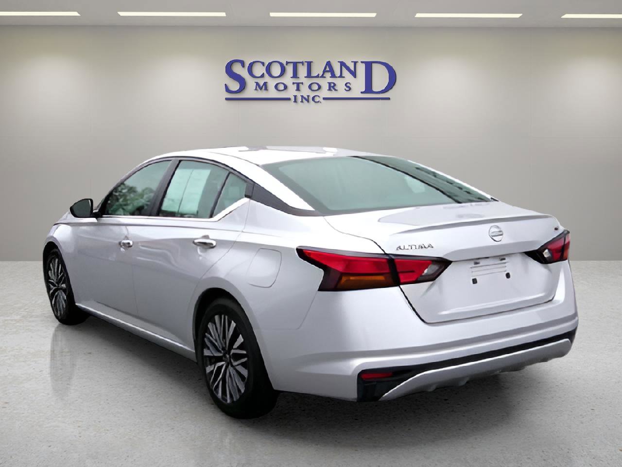 Used 2024 Nissan Altima 2.5 SV FWD image 8