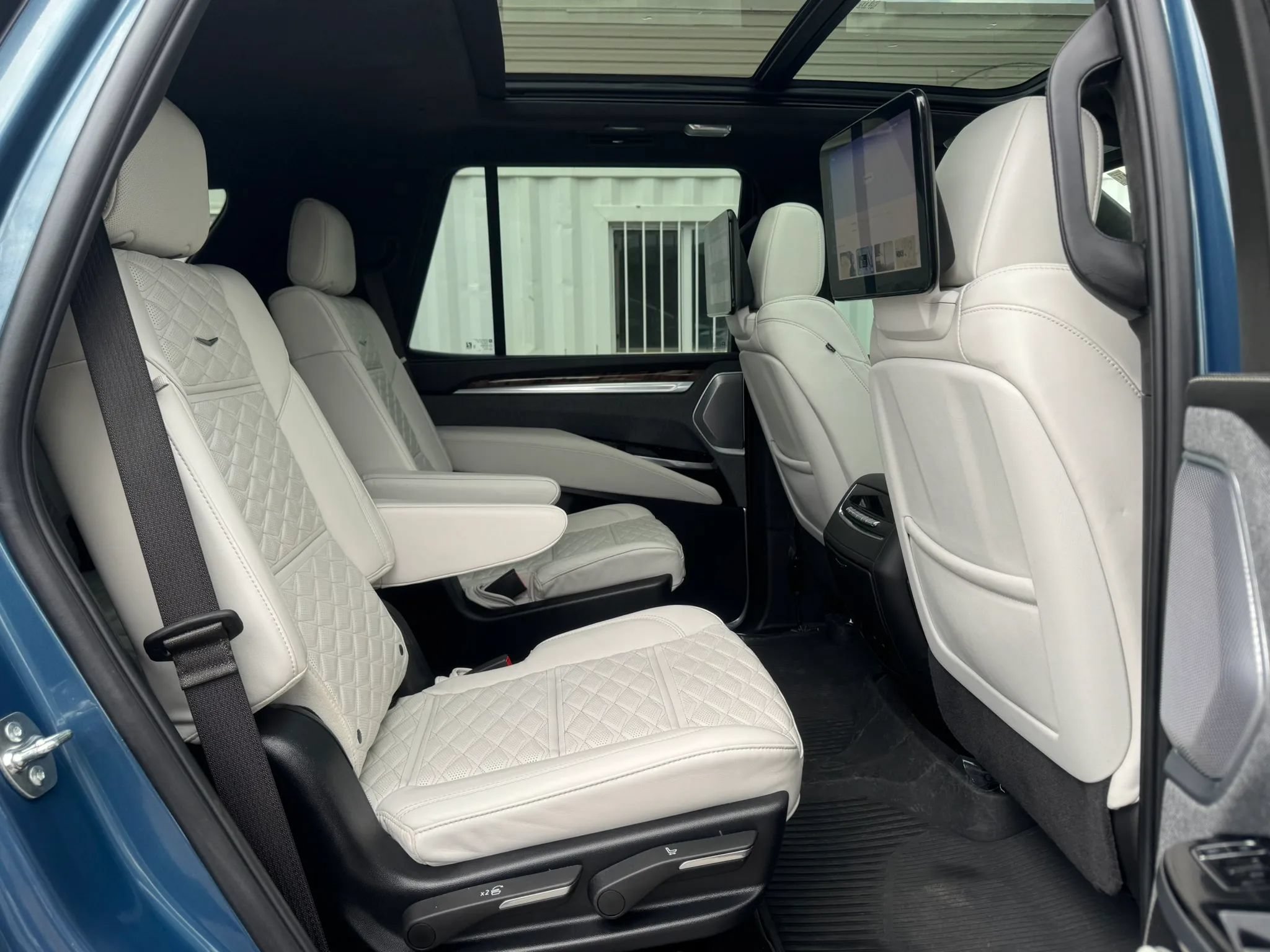 Used 2025 Cadillac Escalade Sport Platinum w/ LPO, Floor Liner Package AWD/4WD image 30