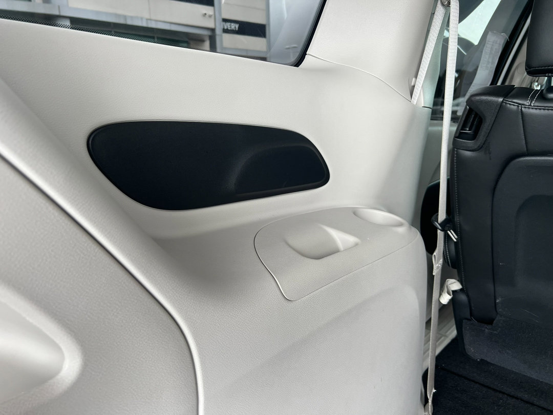 Used 2023 Chrysler Pacifica Touring-L image 8