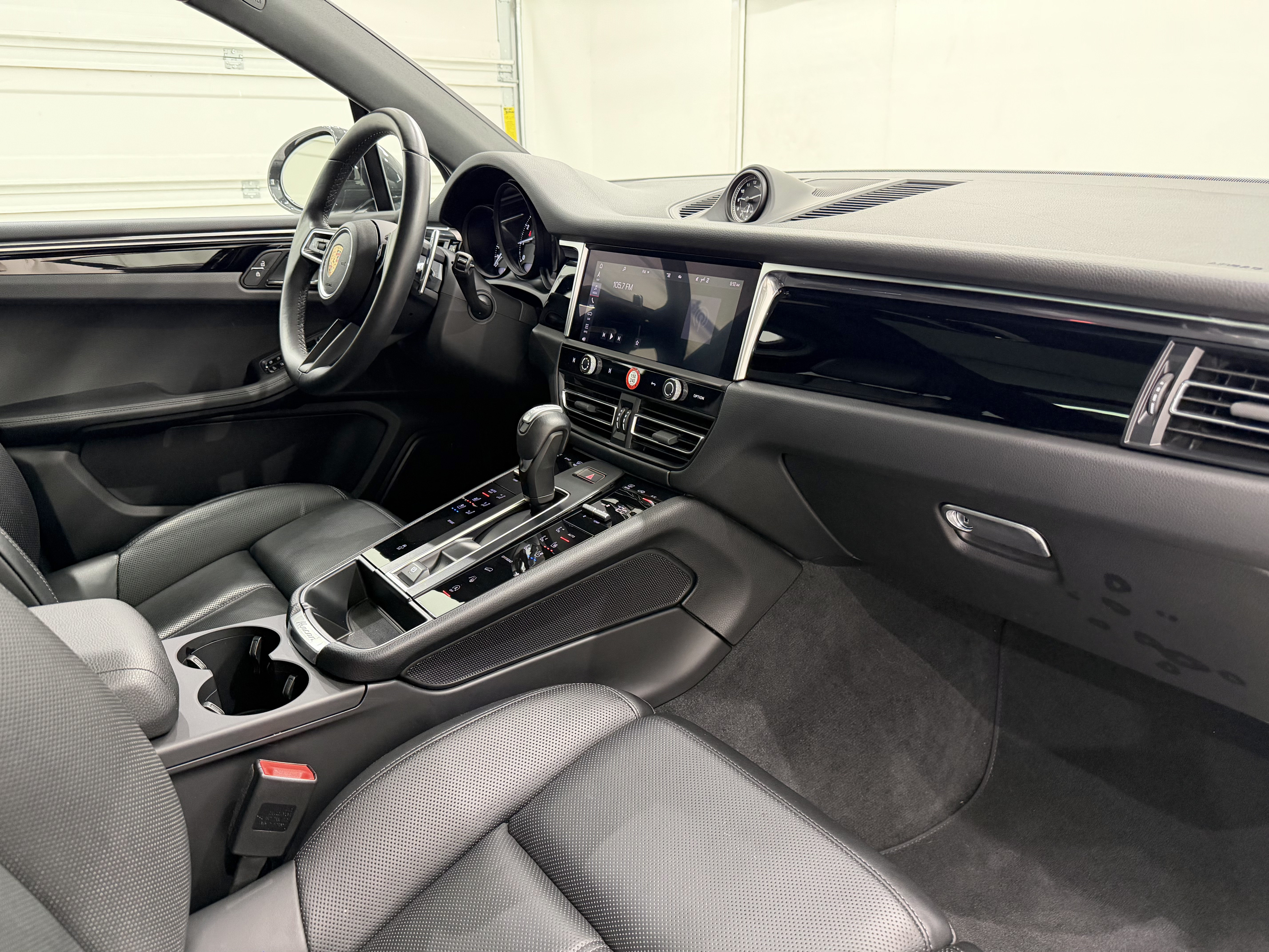 Certified 2024 Porsche Macan AWD/4WD image 24