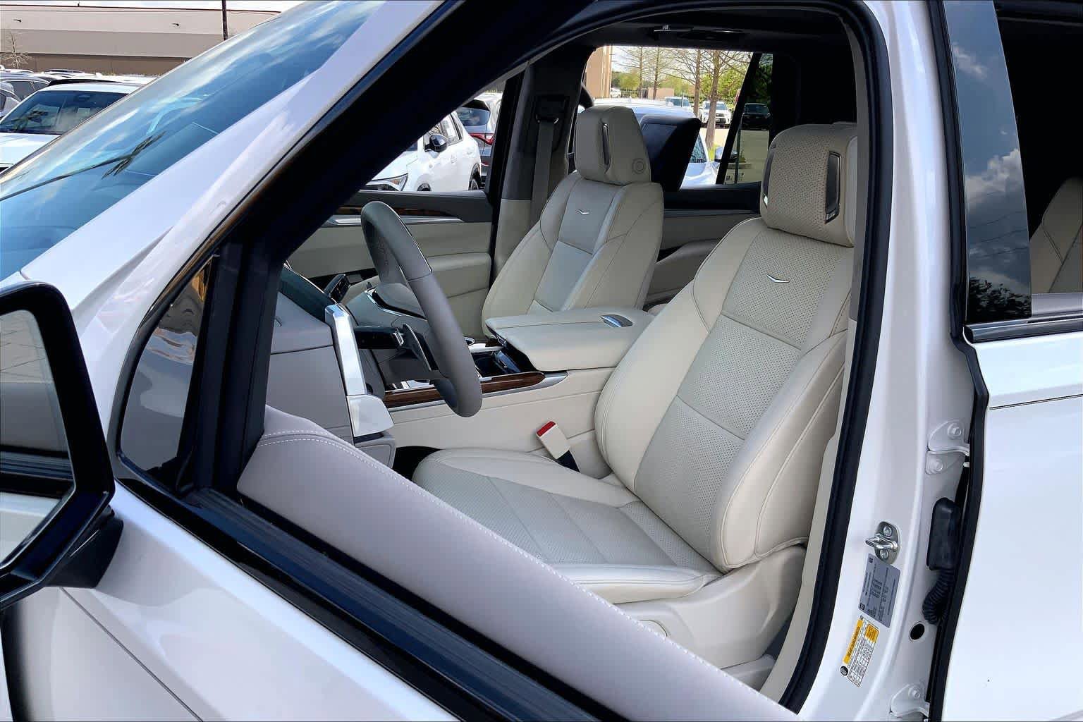 Used 2025 Cadillac Escalade Sport Platinum w/ LPO, ONYX Package AWD/4WD image 8