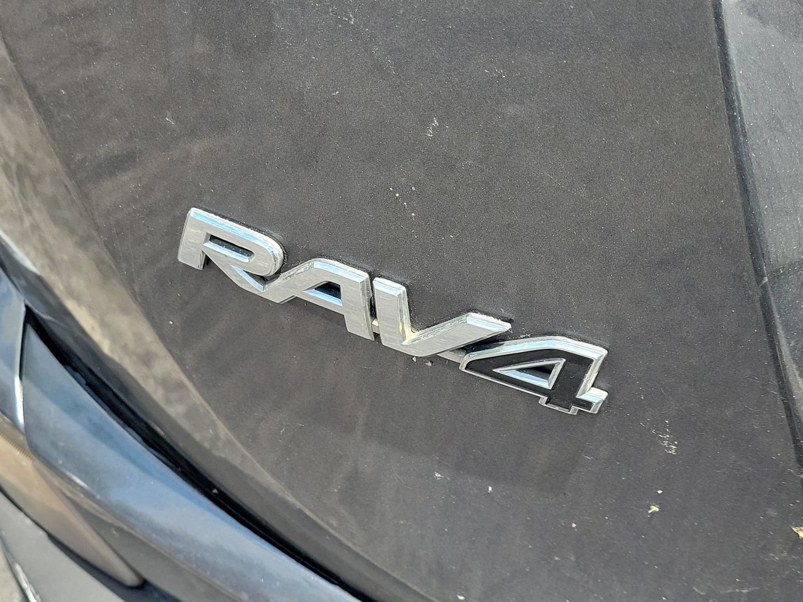 Used 2018 Toyota RAV4 XLE FWD image 3
