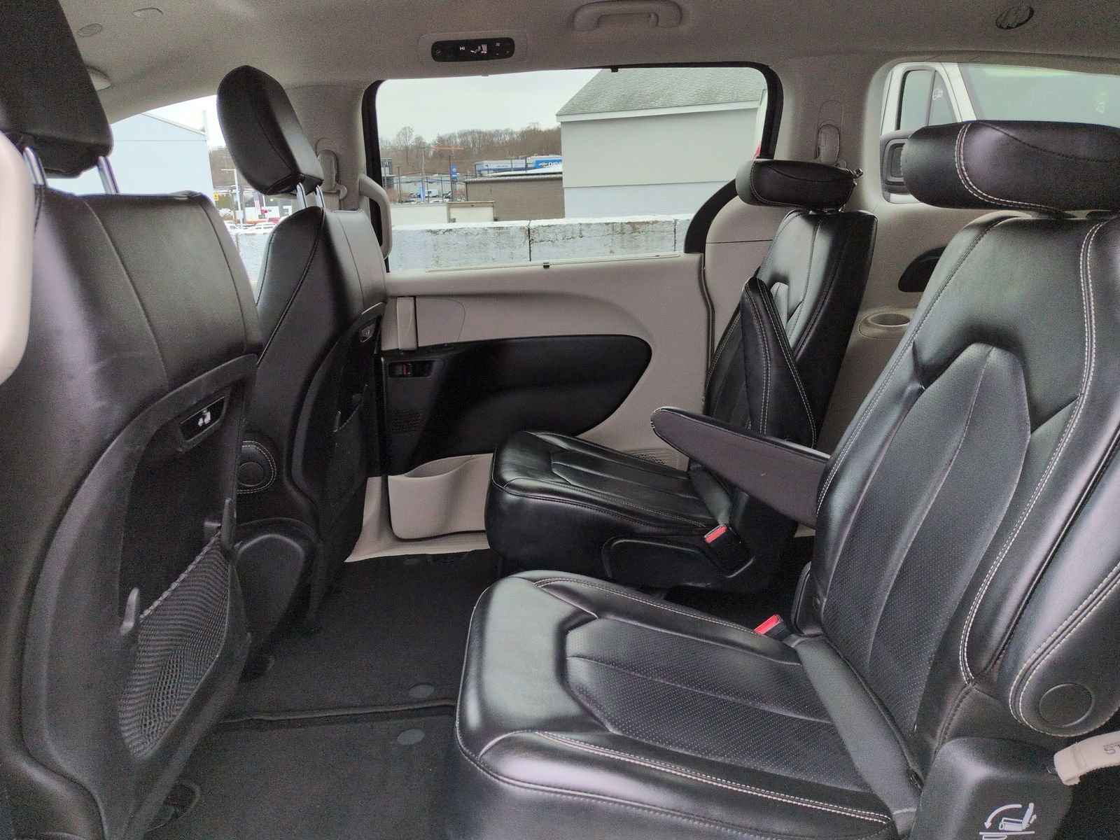Used 2023 Chrysler Pacifica Touring-L image 11