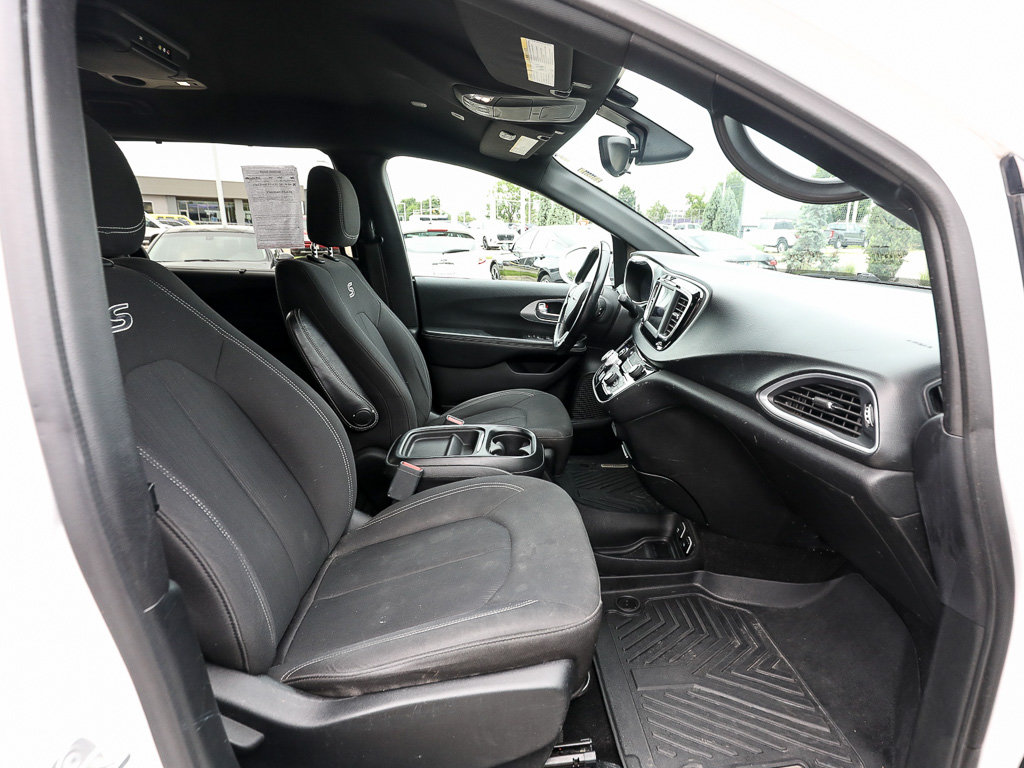 Used 2018 Chrysler Pacifica Touring Plus w/ S Appearance Package FWD image 20