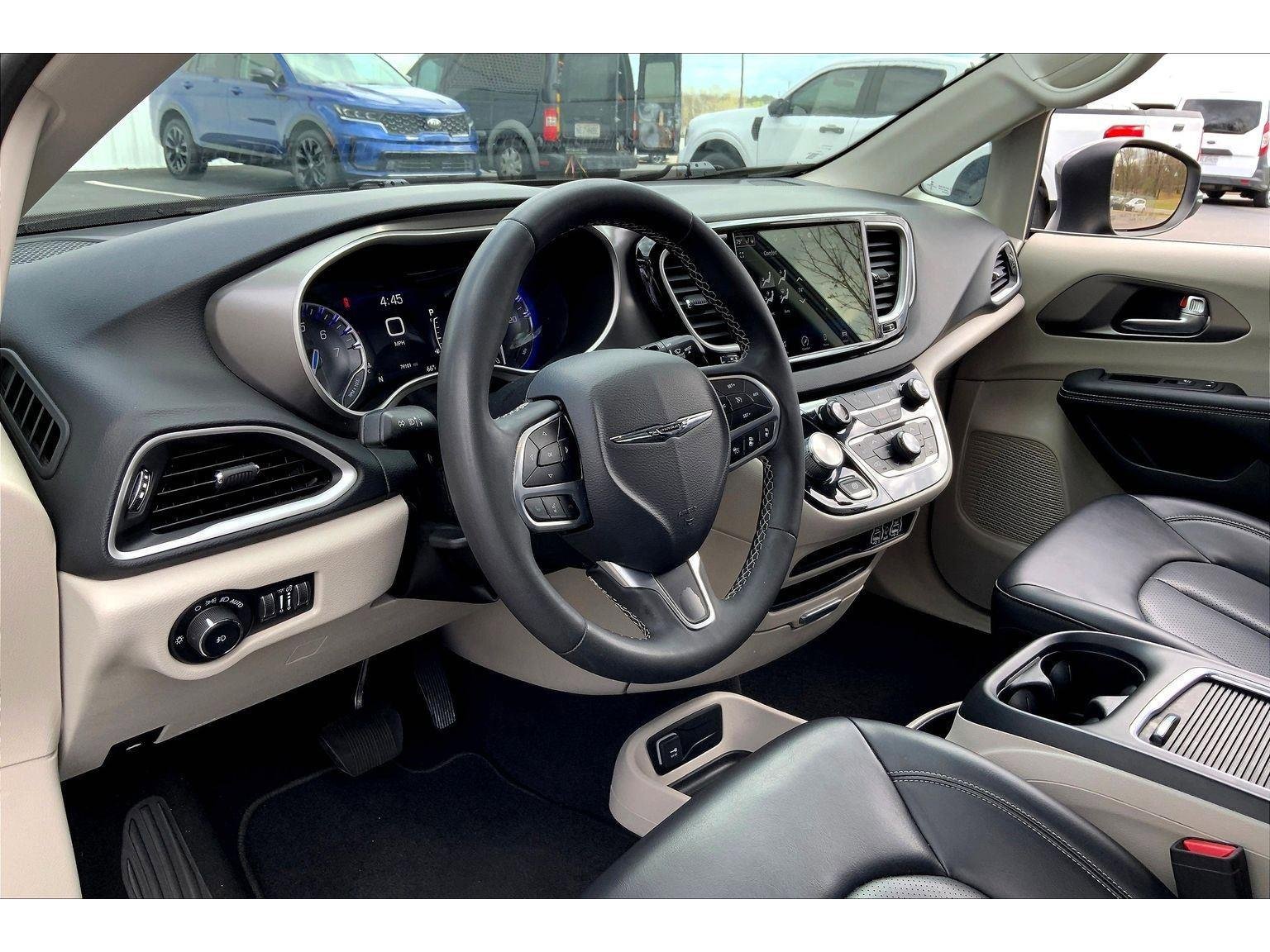 Used 2023 Chrysler Pacifica Touring-L image 13