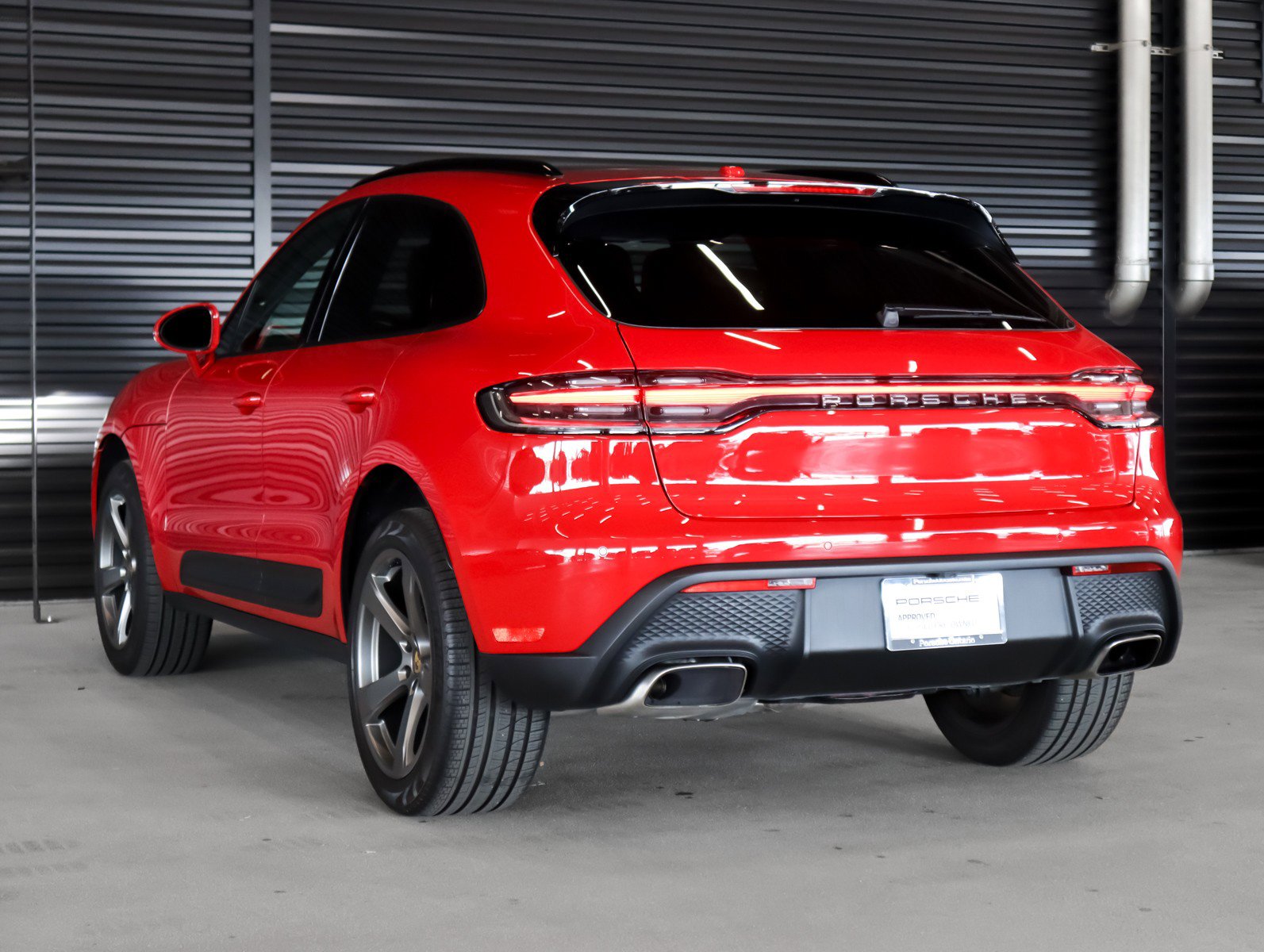 Certified 2022 Porsche Macan image 3