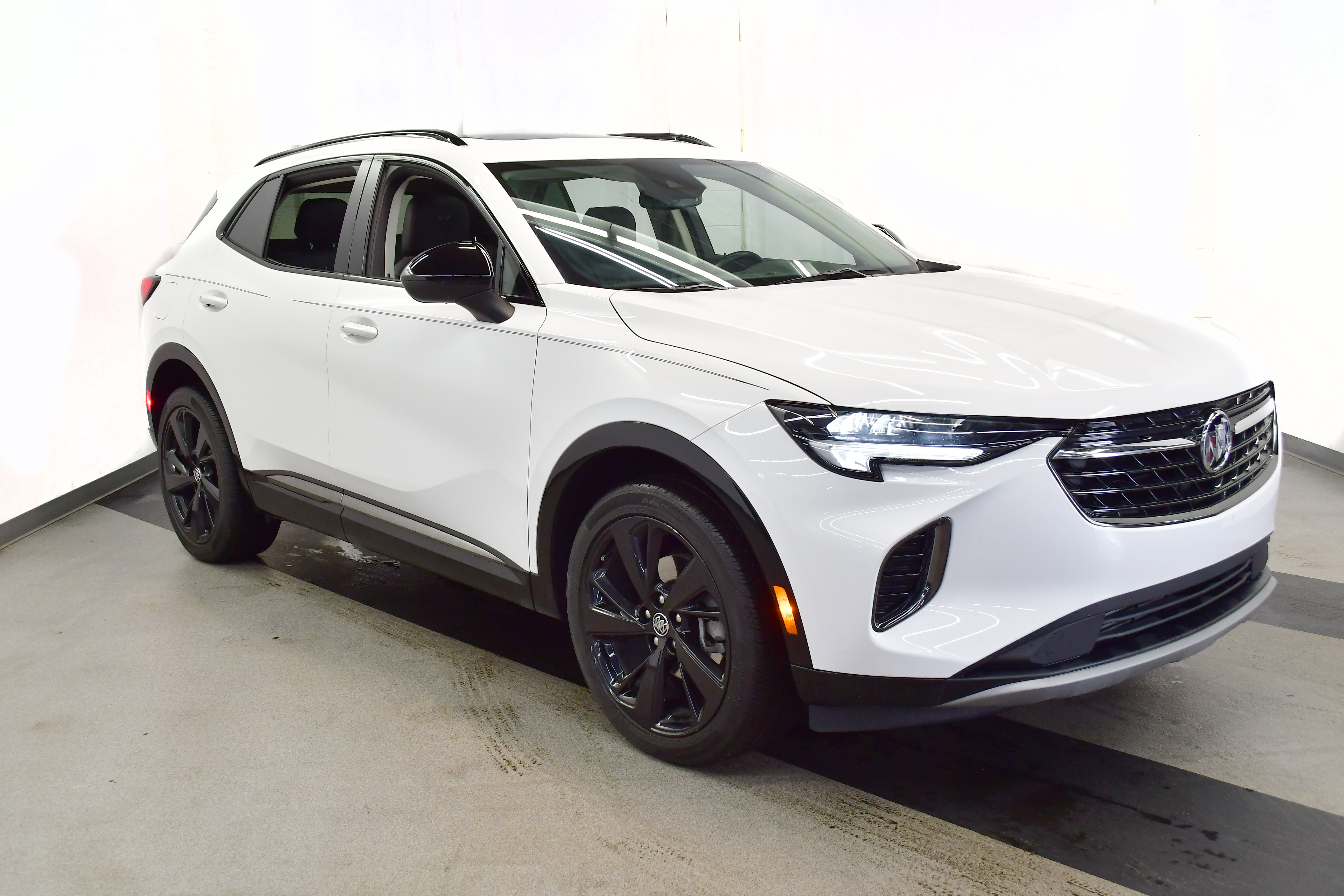 Used 2023 Buick Envision Essence w/ Sport Touring Package image 4