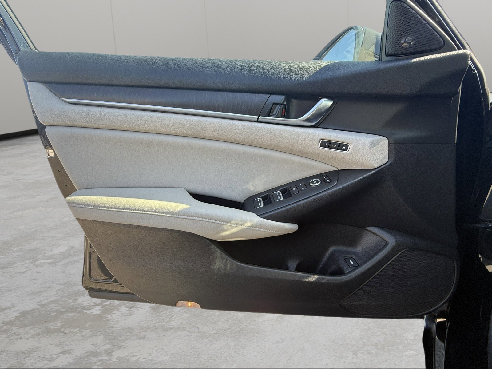 Used 2018 Honda Accord Touring image 24