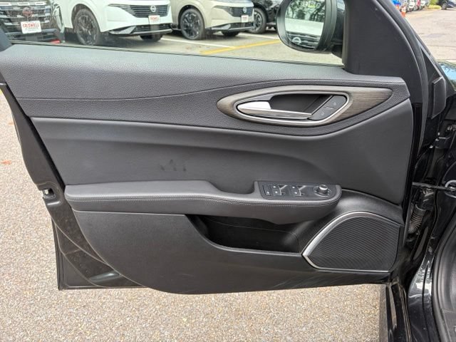 Used 2023 Alfa Romeo Giulia Ti AWD/4WD image 17