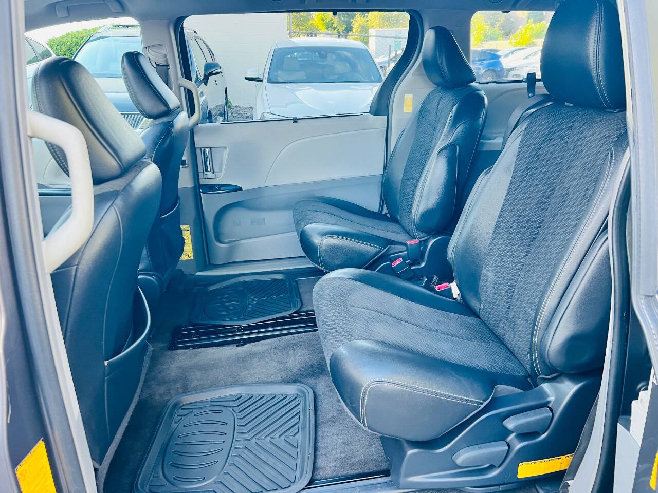 Used 2014 Toyota Sienna SE FWD image 16