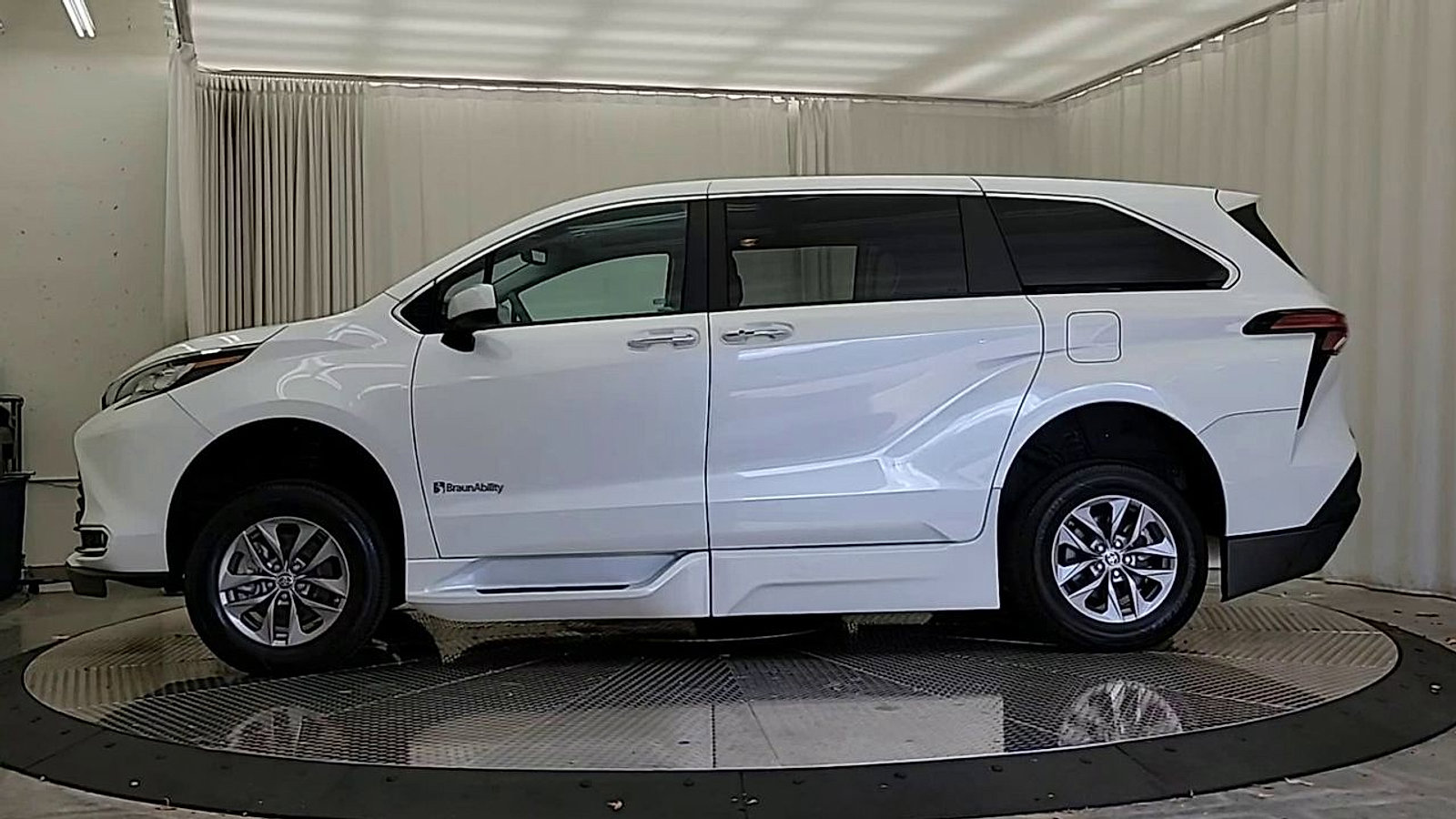 Used 2022 Toyota Sienna XLE FWD image 8