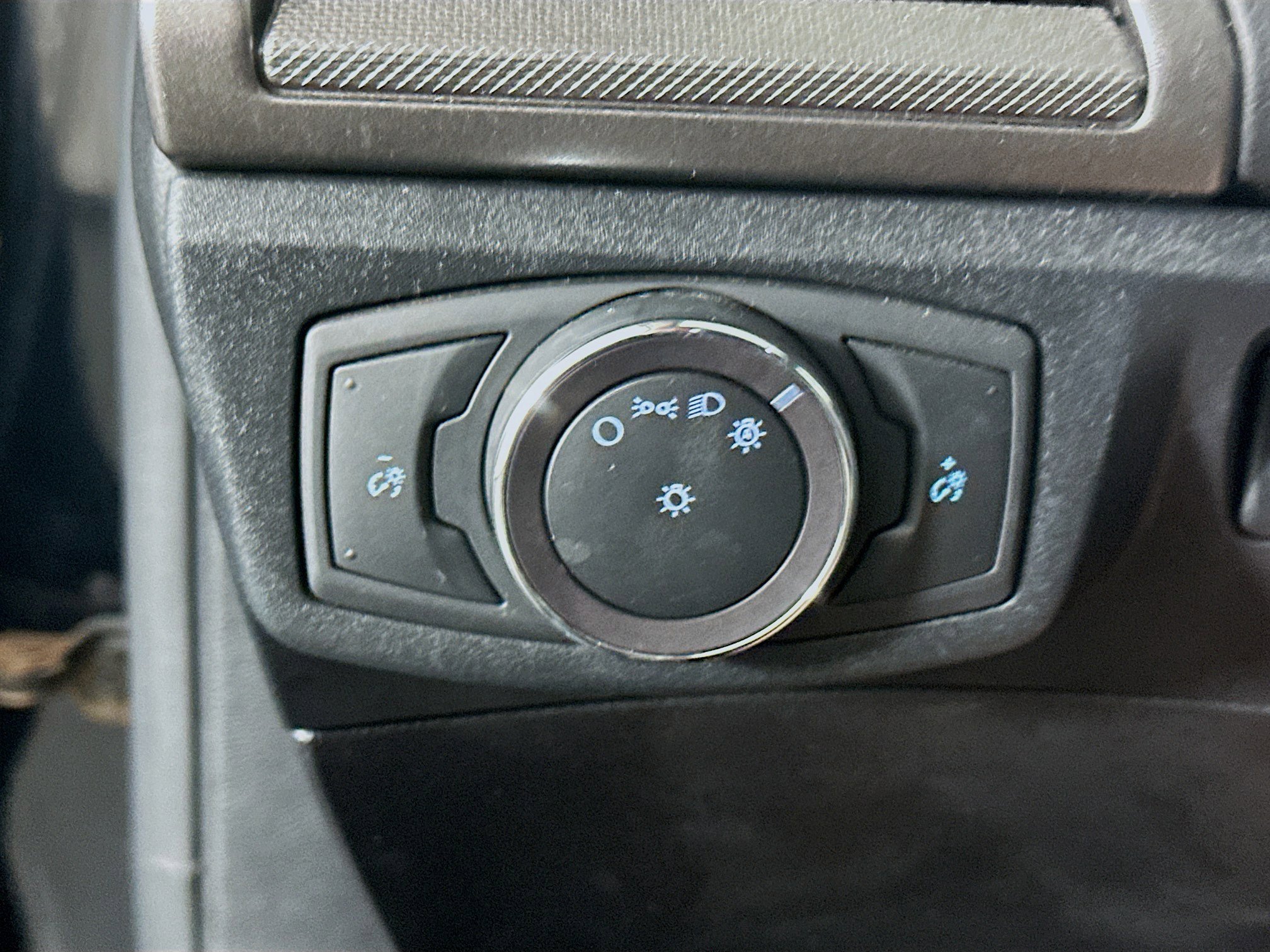 Used 2020 Ford Fusion SE FWD image 17