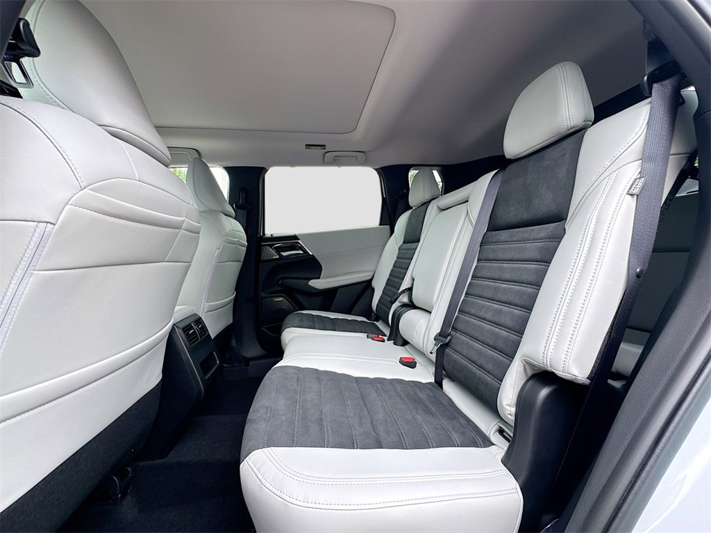 New 2025 Mitsubishi Outlander SE image 26