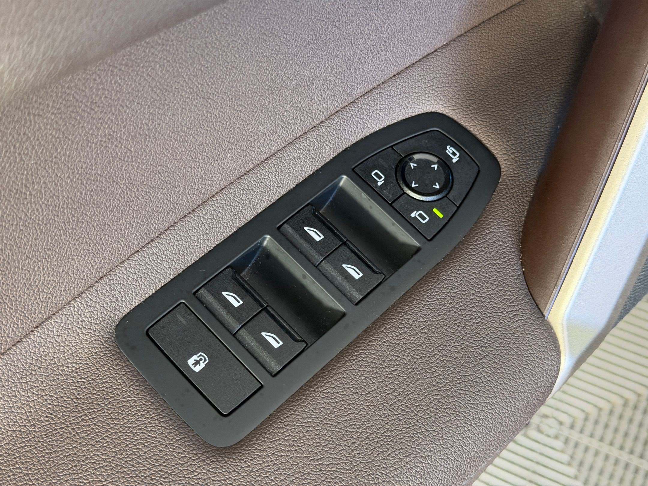 Used 2023 BMW iX xDrive50 w/ Convenience Package AWD/4WD image 12