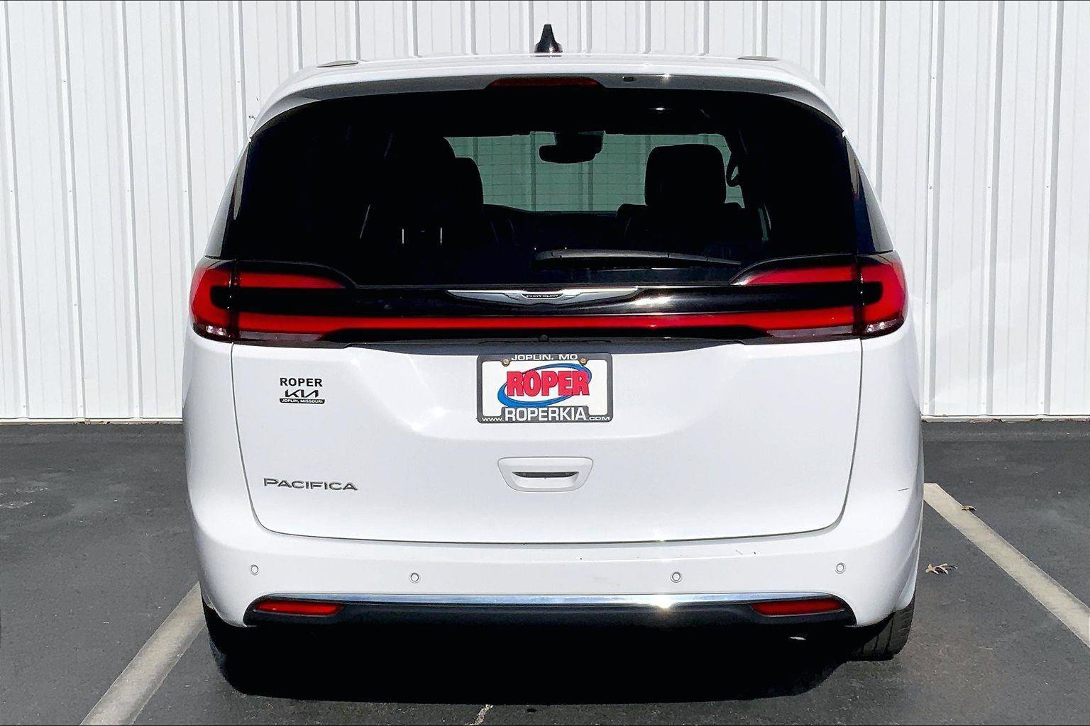 Used 2023 Chrysler Pacifica Touring-L image 4