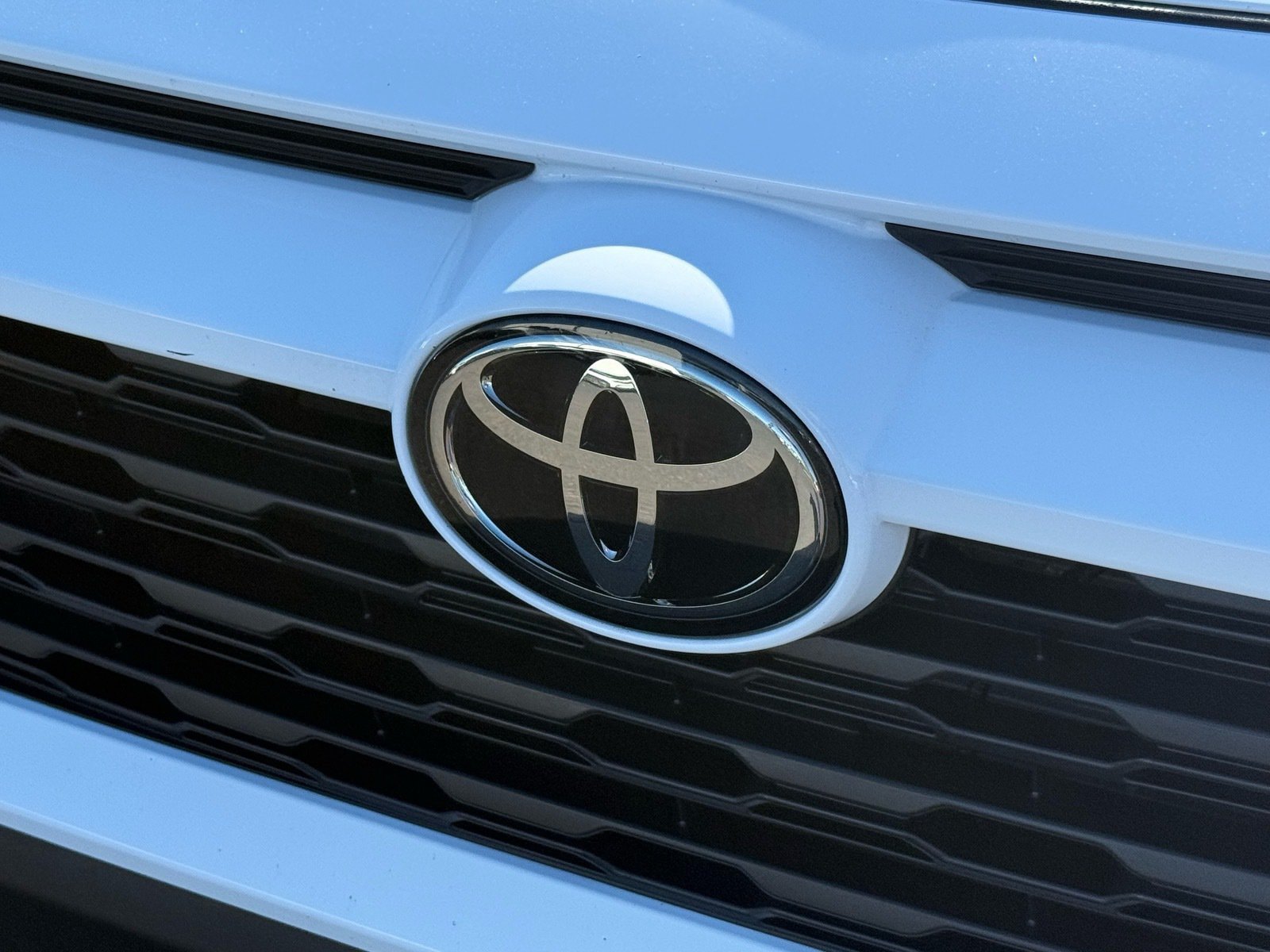 Used 2025 Toyota RAV4 LE AWD/4WD image 32