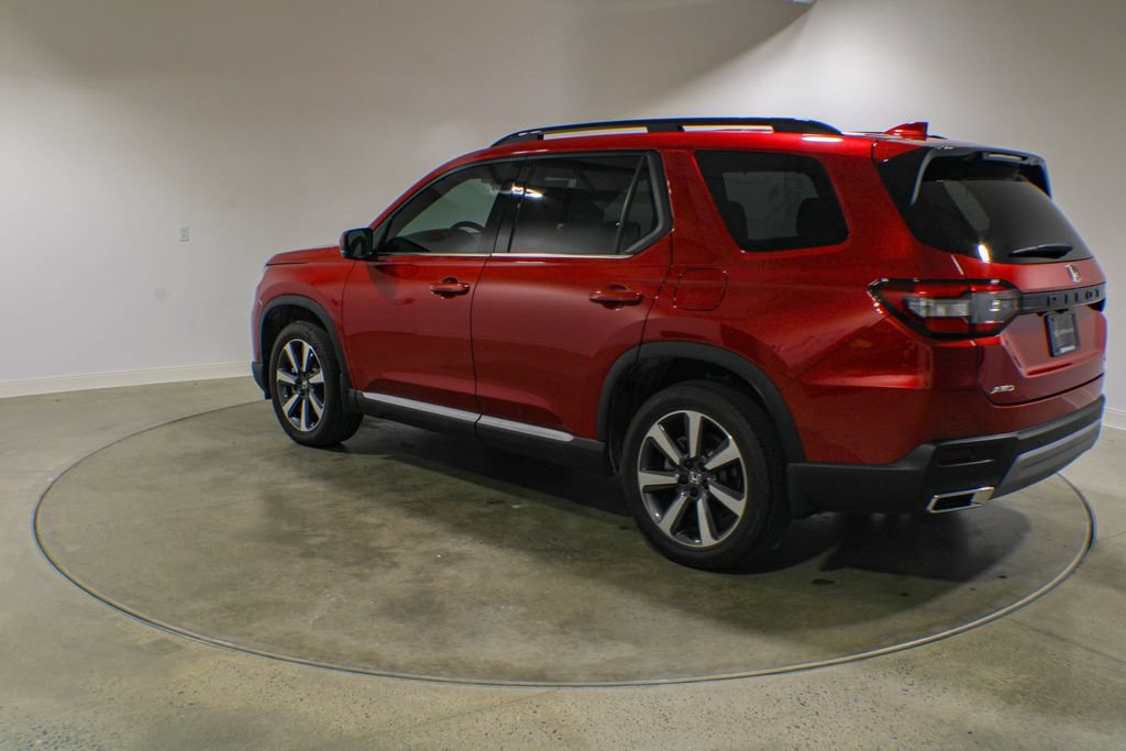 Used 2025 Honda Pilot Touring image 4