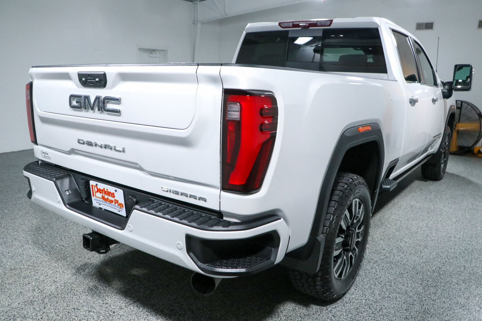 Used 2024 GMC Sierra 2500 Denali Ultimate AWD/4WD image 7