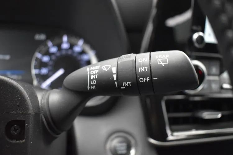 Used 2025 Toyota Highlander LE FWD image 25