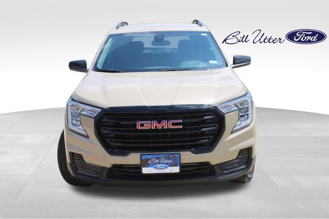 Used 2023 GMC Terrain SLE w/ Elevation Edition FWD image 2