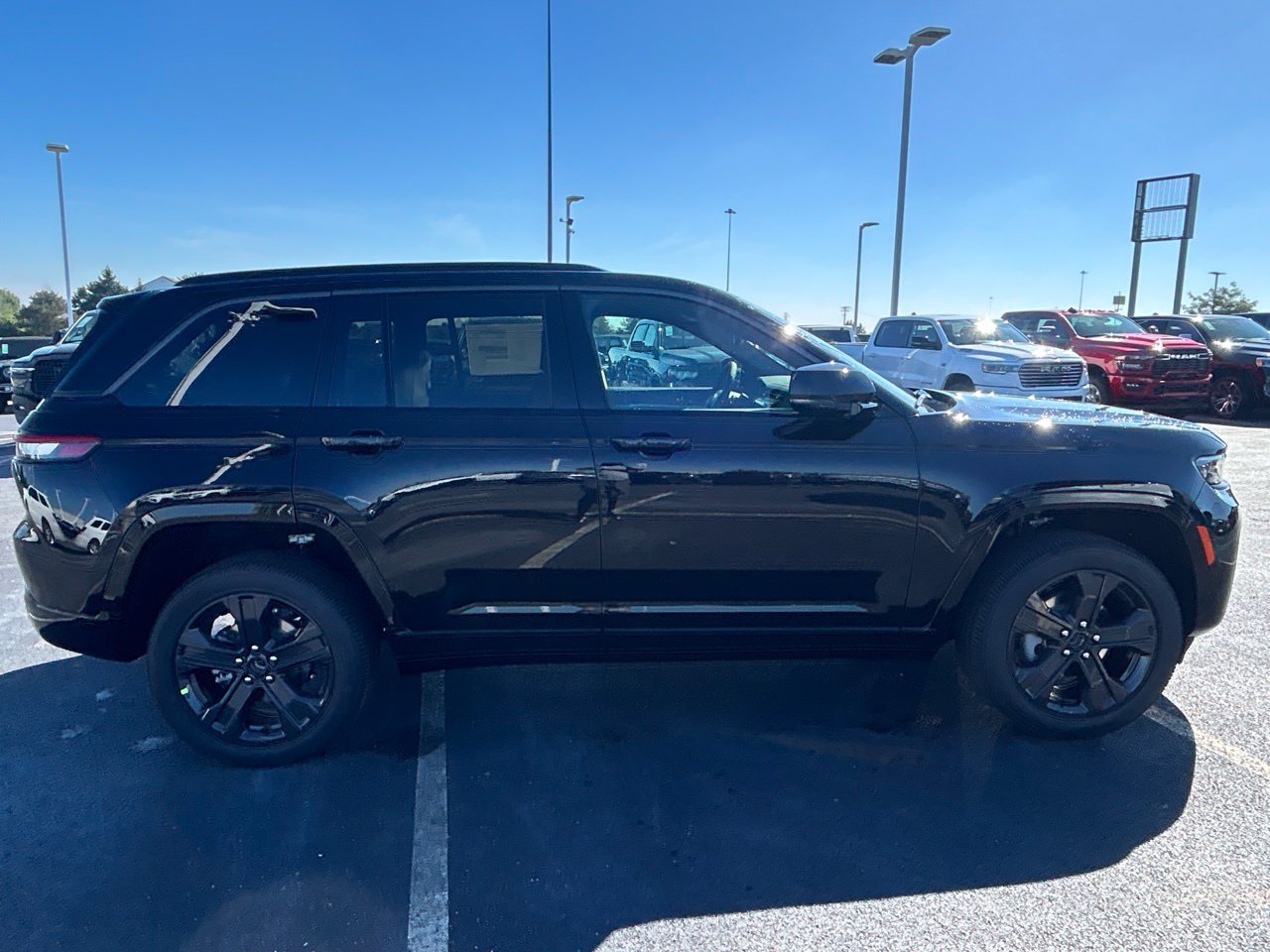 New 2027 Jeep Grand Cherokee Limited AWD/4WD image 2