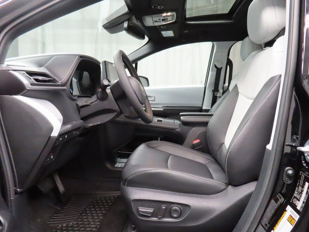 Used 2025 Toyota Sienna XSE image 9