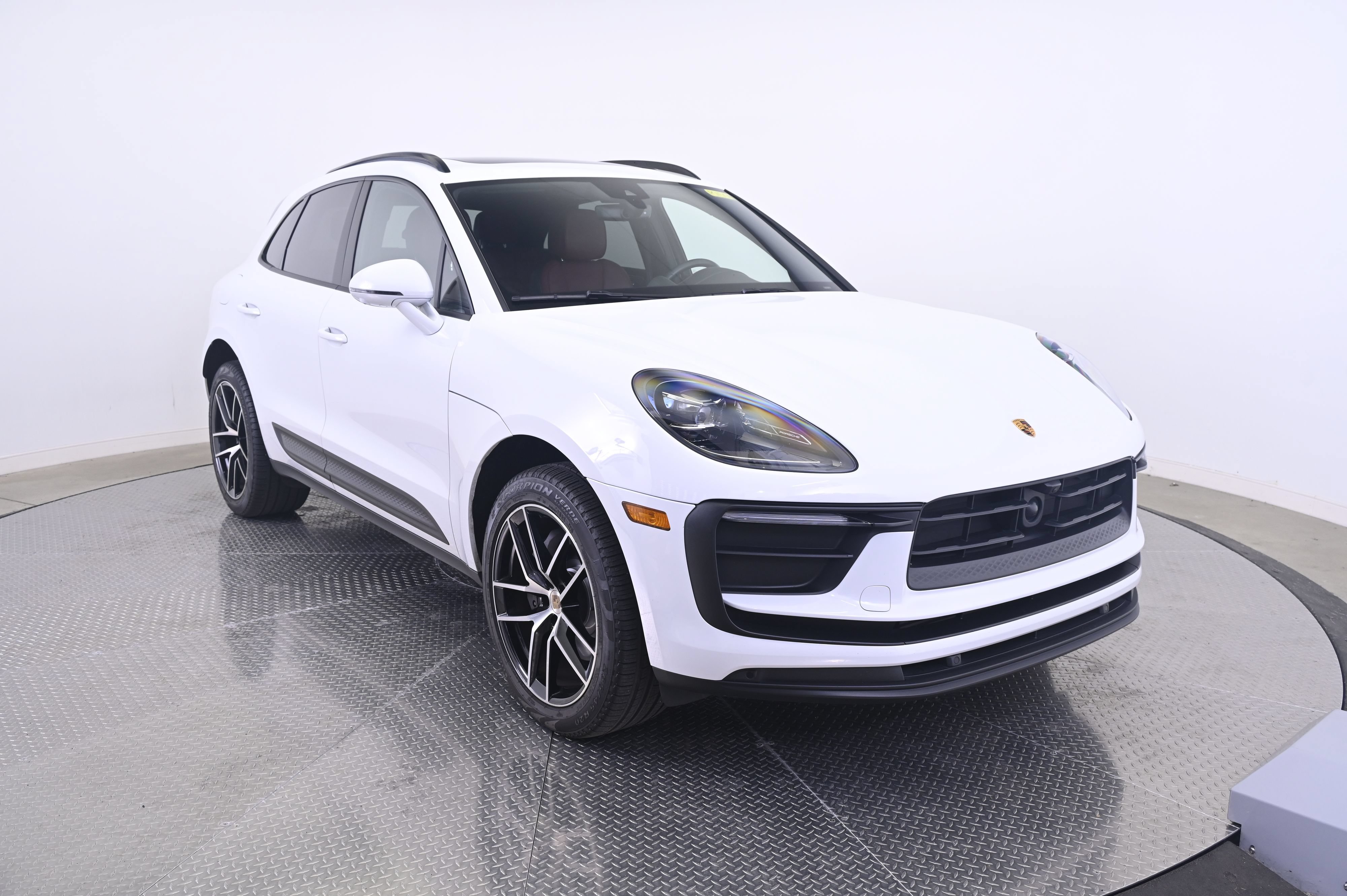 Certified 2022 Porsche Macan AWD/4WD image 9