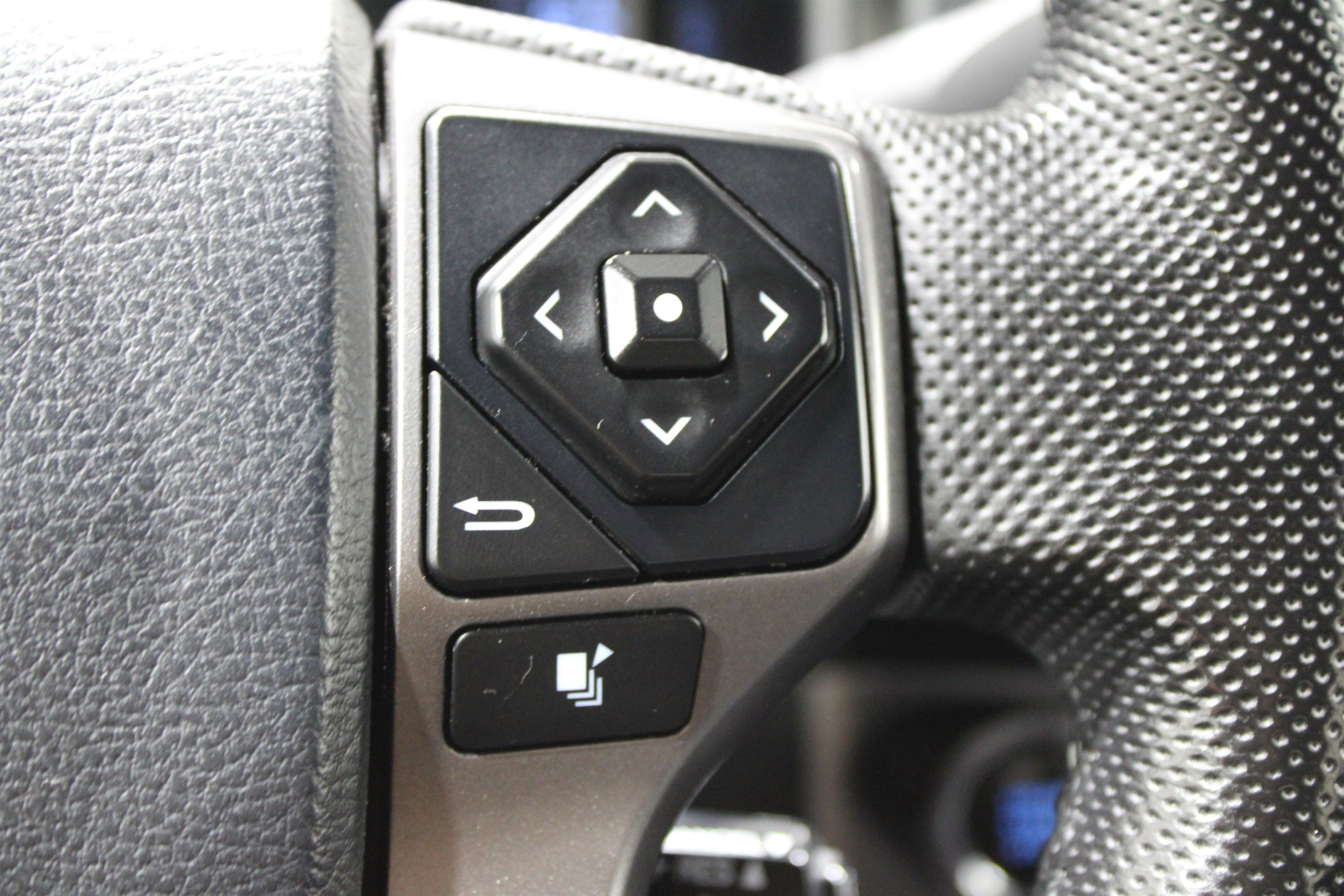 Used 2016 Toyota Tacoma Limited image 10