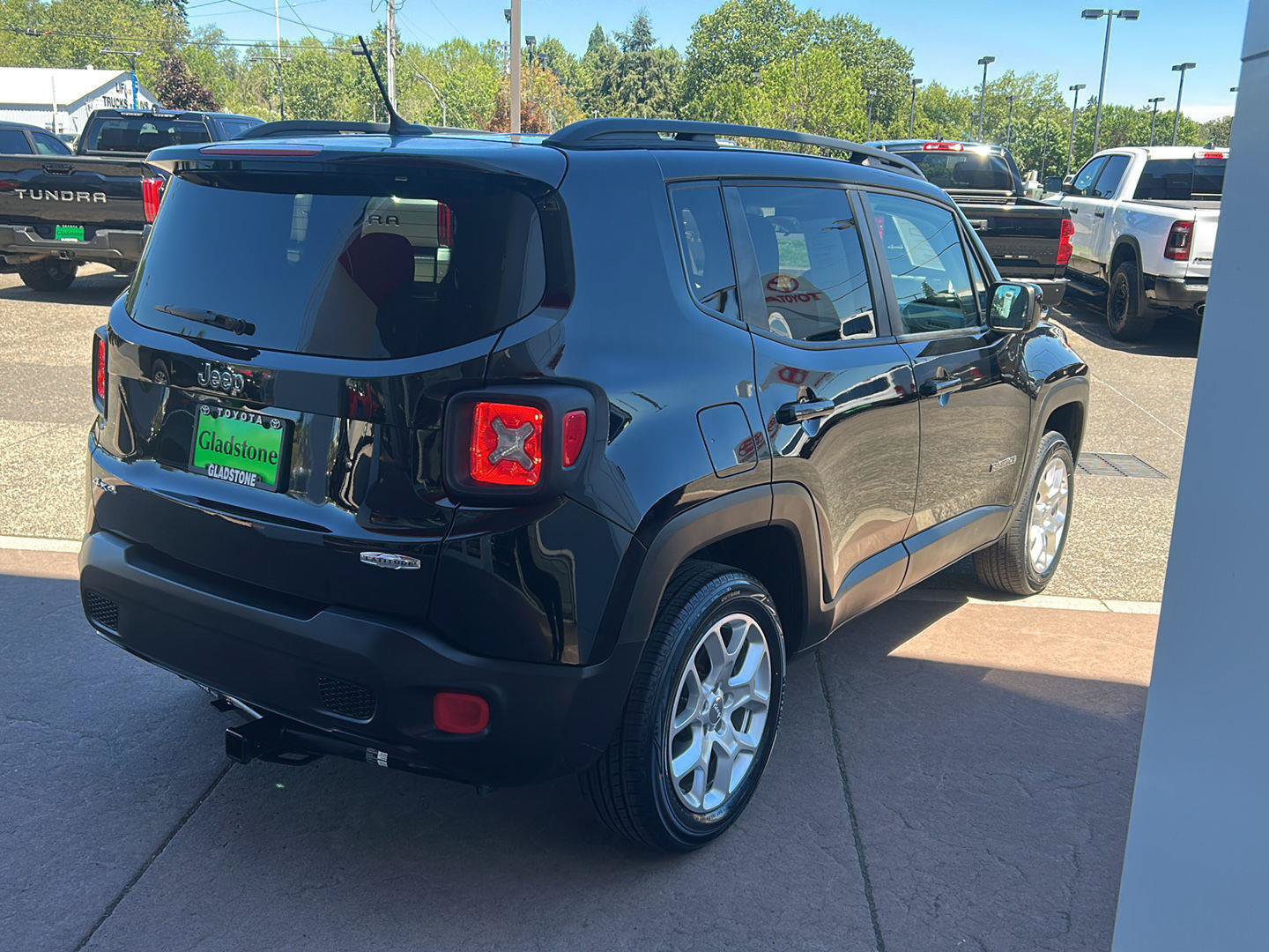 Used 2015 Jeep Renegade Latitude AWD/4WD image 4