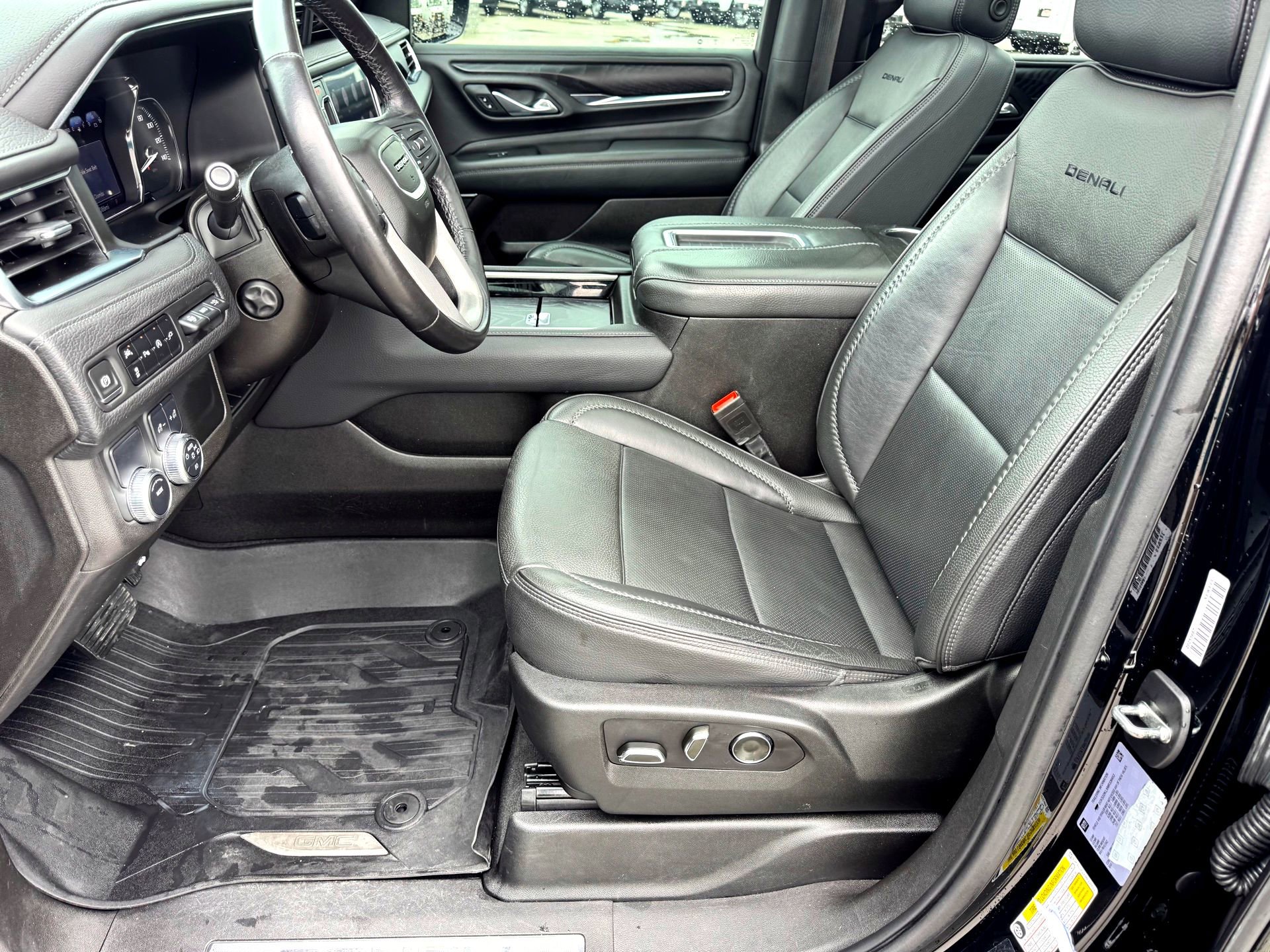 Used 2021 GMC Yukon Denali w/ Denali Premium Package RWD image 12