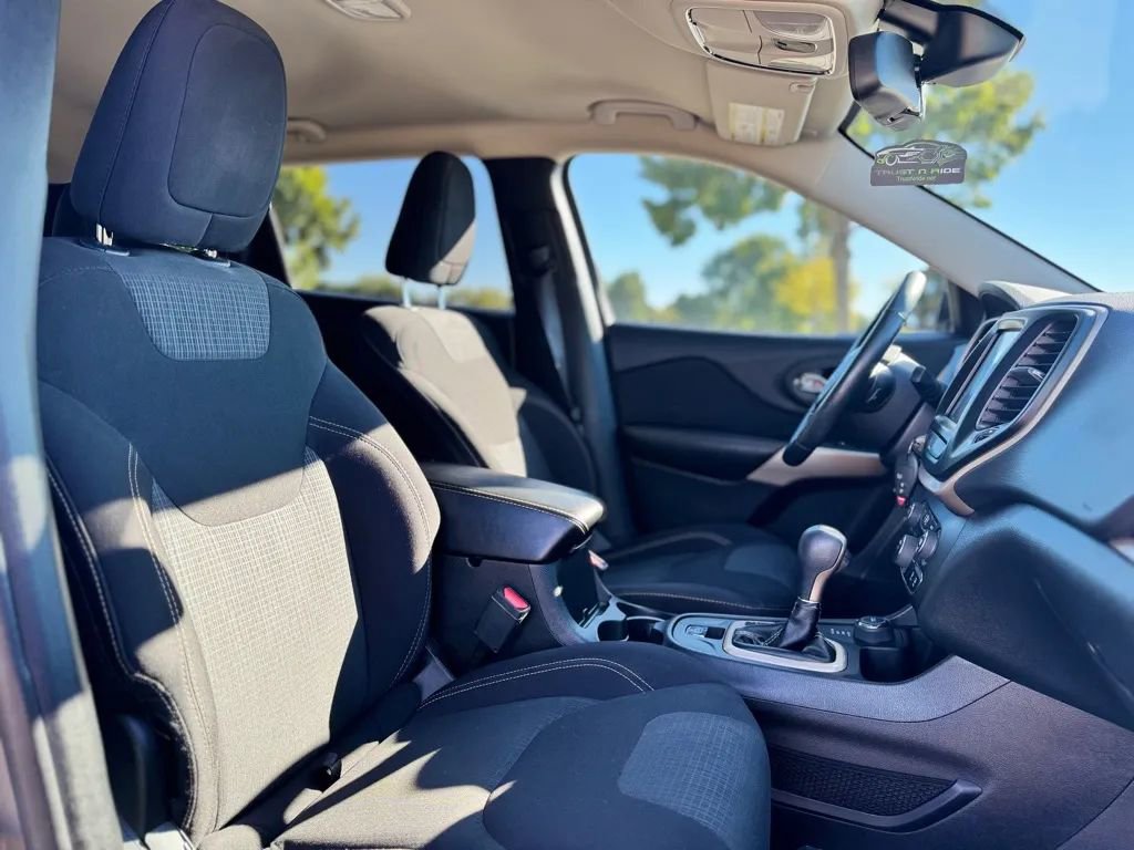 Used 2017 Jeep Cherokee Latitude w/ Cold Weather Group image 17